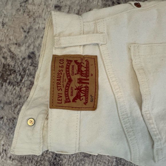 White Levi Denim Shorts ! 501s - great condition - size 27 waist - Picture 4 of 5